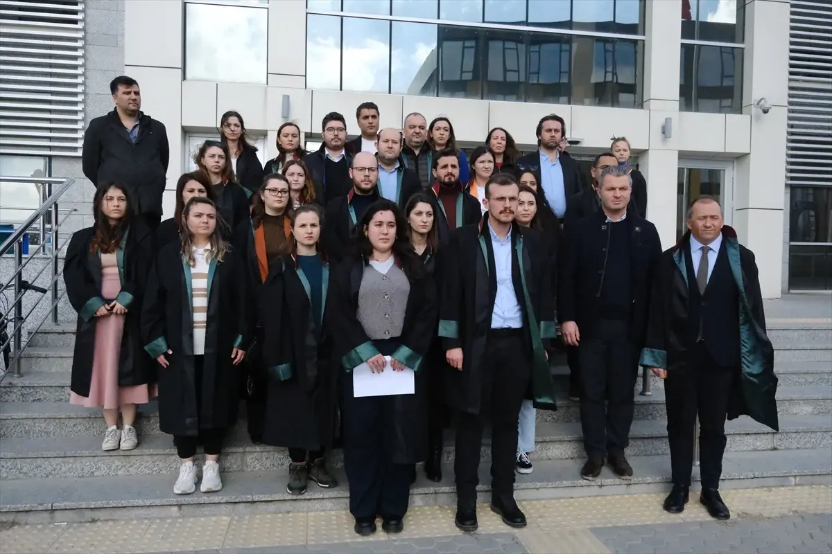 Kırklareli Barosu avukatları, bir avukatın bıçakla tehdit edilmesini protesto etti