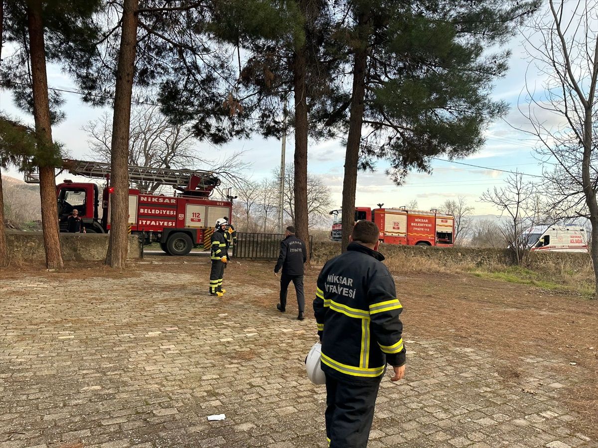 Tokat'ın Niksar ilçesinde kullanılmayan köy okulunda yangın çıktı