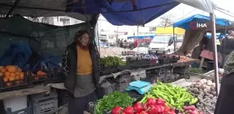 Pazarda maydanoz satarak biriktirdiği kira parası çalınan depremzede kadın ev sahibiyle icralık oldu