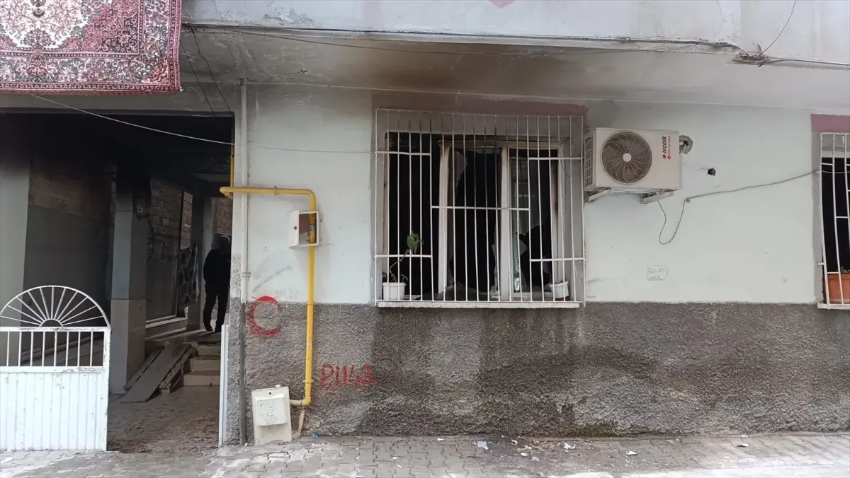 Şanlıurfa'da bir binada çıkan yangında 4 kişi dumandan etkilendi
