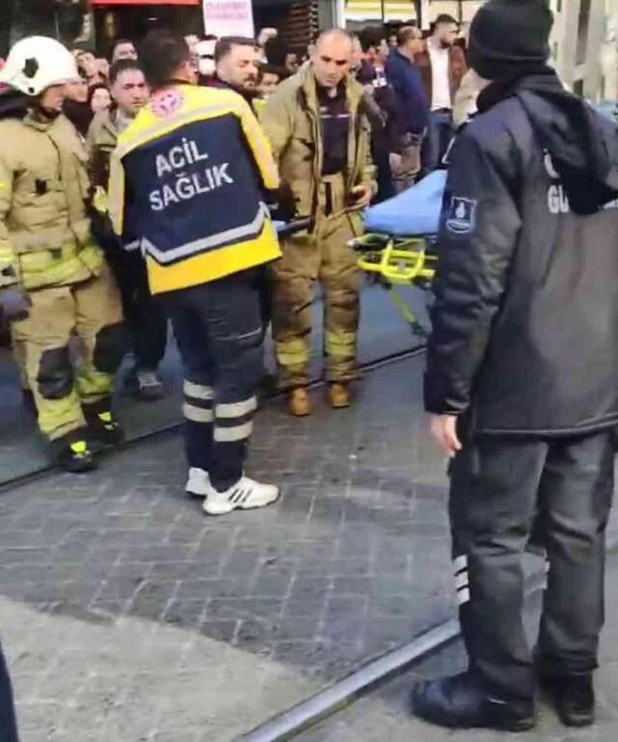 Sultanahmet'te tramvay yayaya çarptı, seferler durdu Sultanahmet'te tramvay yayaya çarptı, seferler durdu