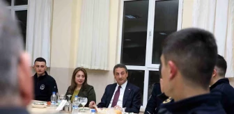 Bitlis Valisi Erol Karaömeroğlu, polis adayları ile akşam yemeğinde bir araya geldi