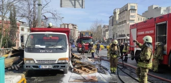 Beyoğlu'nda park halindeki kamyonette çıkan yangın söndürüldü