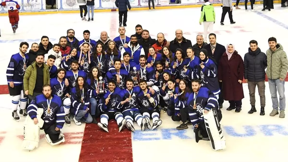 Erzurum Teknik Üniversitesi Üniversite Sporları Buz Hokeyi Şampiyonası'nda çifte kupa kazandı