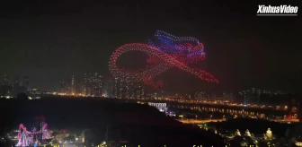 Çin'de Ejderha Şeklinde Uçan Dronelarla Gökyüzünde Harika Bir Gösteri