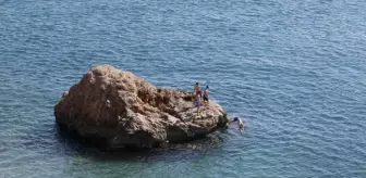 Denizin, havadan sıcak olduğu Antalya'da sahiller doldu