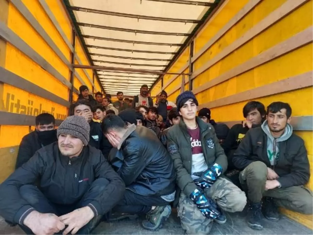 Diyarbakır'da TIR Dorsesinde 72 Kaçak Göçmen Yakalandı