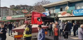 İzmit'te tır çay ocağına çarptı: 4 yaralı