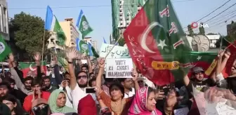 Pakistan'da Imran Khan destekçileri seçimlerde hile yapıldığı iddiasıyla protesto gösterisi düzenledi