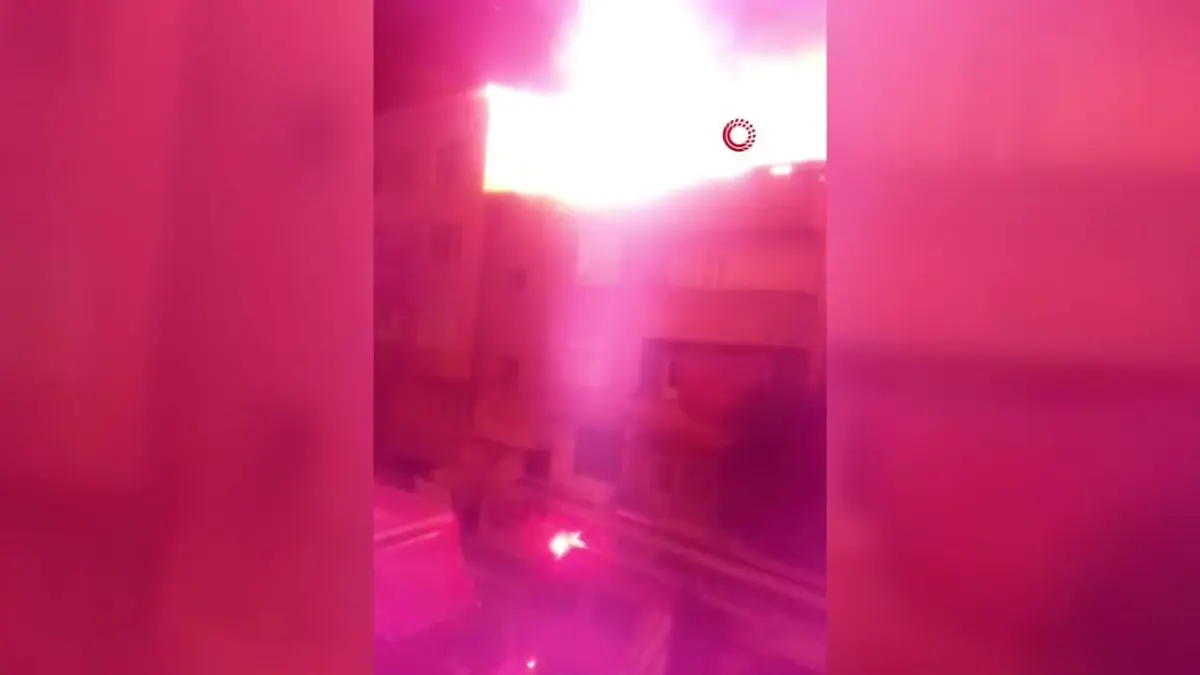Pendik'te 3 Katlı Binanın Çatısı Alev Alev Yandı