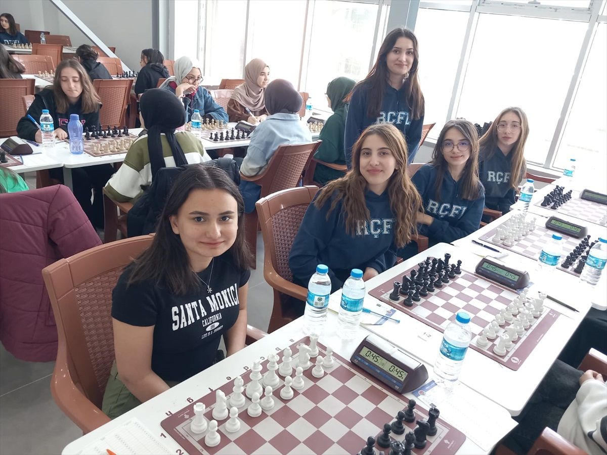 Samsun'da Kavak Rıdvan Çelikel Fen Lisesi Okul Sporları Gençler Satranç İl Birincisi