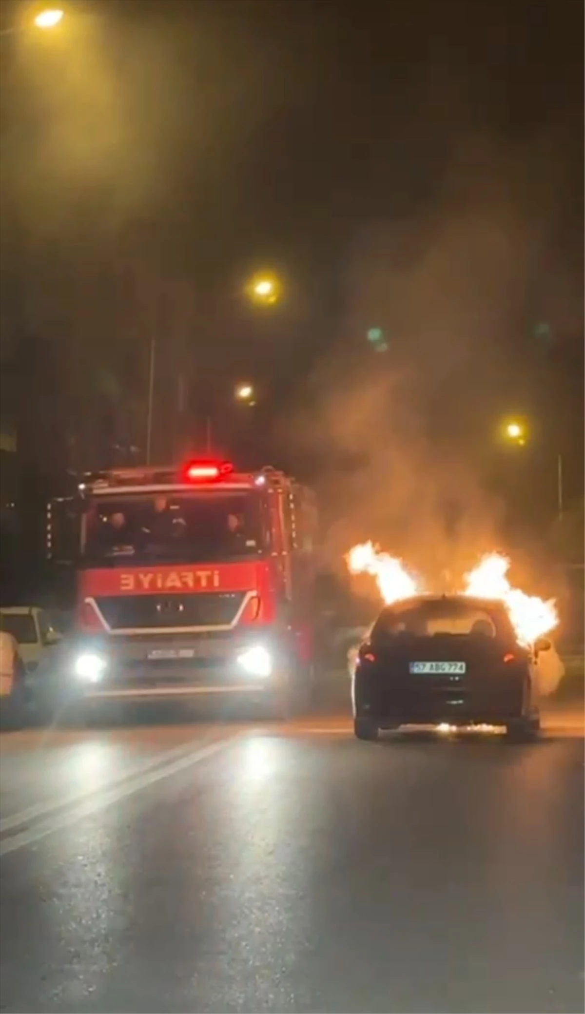 Sinop'un Ayancık ilçesinde seyir halindeki otomobilde yangın çıktı