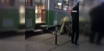 Torununu kurtarmak isterken tramvayın altında kalarak hayatını kaybetmişti... Kaza anının görüntüleri ortaya çıktı