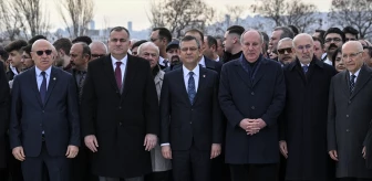 CHP Genel Başkanı Özgür Özel, Deniz Baykal'ın kabrini ziyaret etti