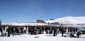 Hakkari'de düzenlenen 5. Kar Festivali Pinhani konseriyle sona erdi