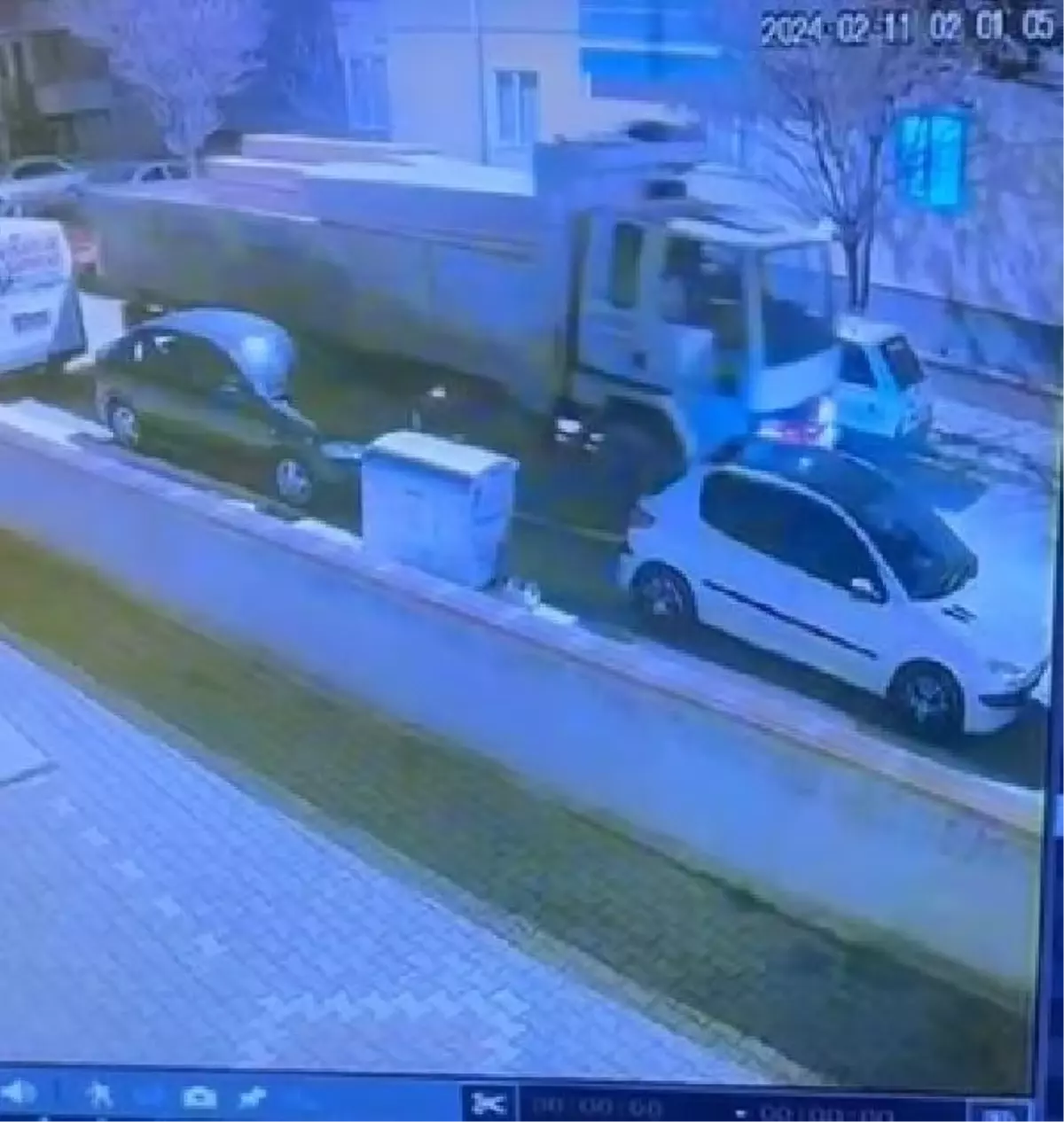 Çorum'da Kamyon Park Halindeki Otomobillere Çarptı