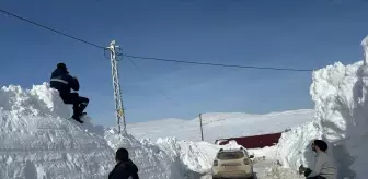 Kars'ın Akyaka ilçesinde Aras EDAŞ ekipleri zor şartlarda arızaları gideriyor