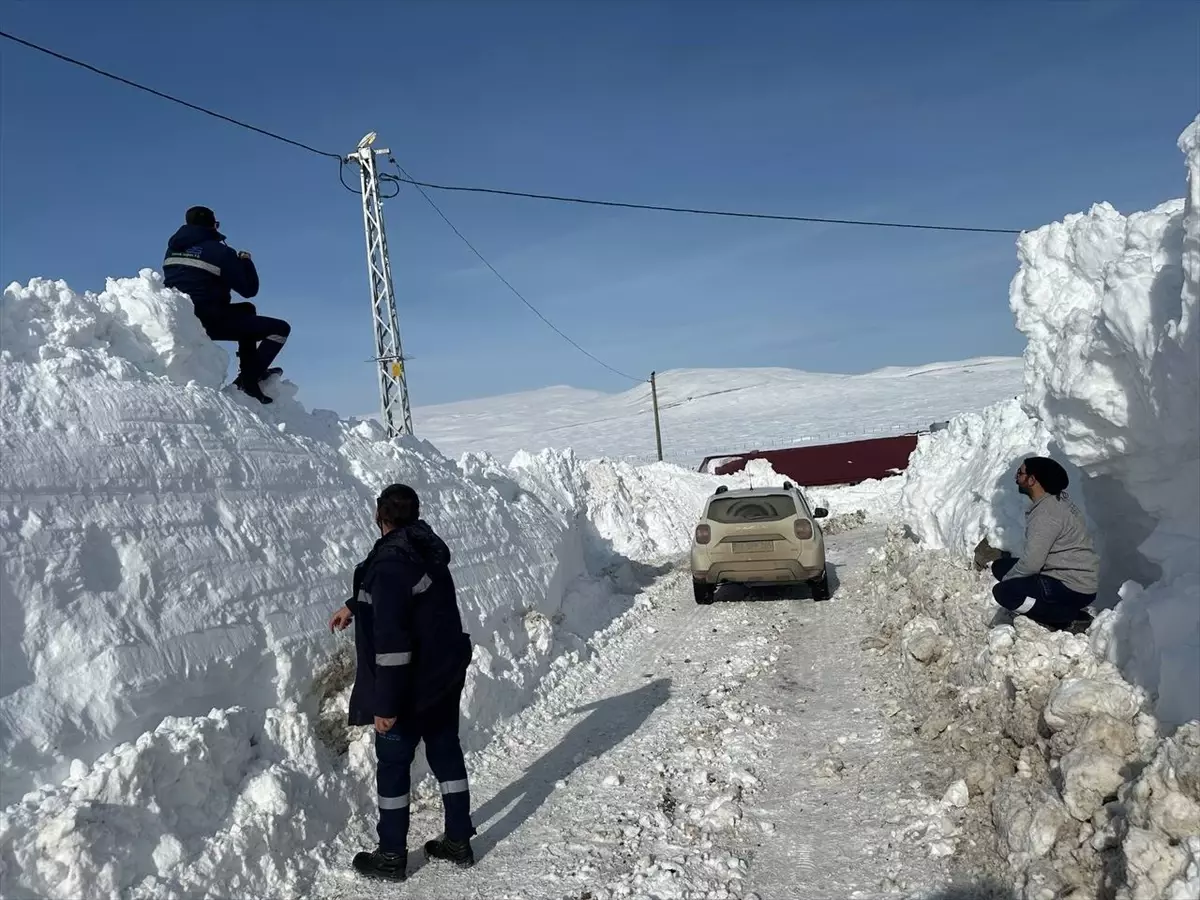 Kars'ın Akyaka ilçesinde Aras EDAŞ ekipleri zor şartlarda arızaları gideriyor