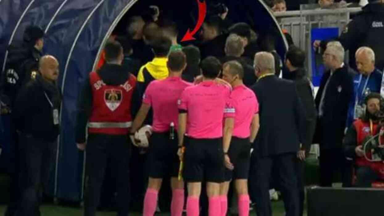 Oyuncular bir anda birbirine girdi! Fenerbahçe-Alanyaspor maçında saha karıştı Oyuncular bir anda birbirine girdi! Fenerbahçe-Alanyaspor maçında saha karıştı