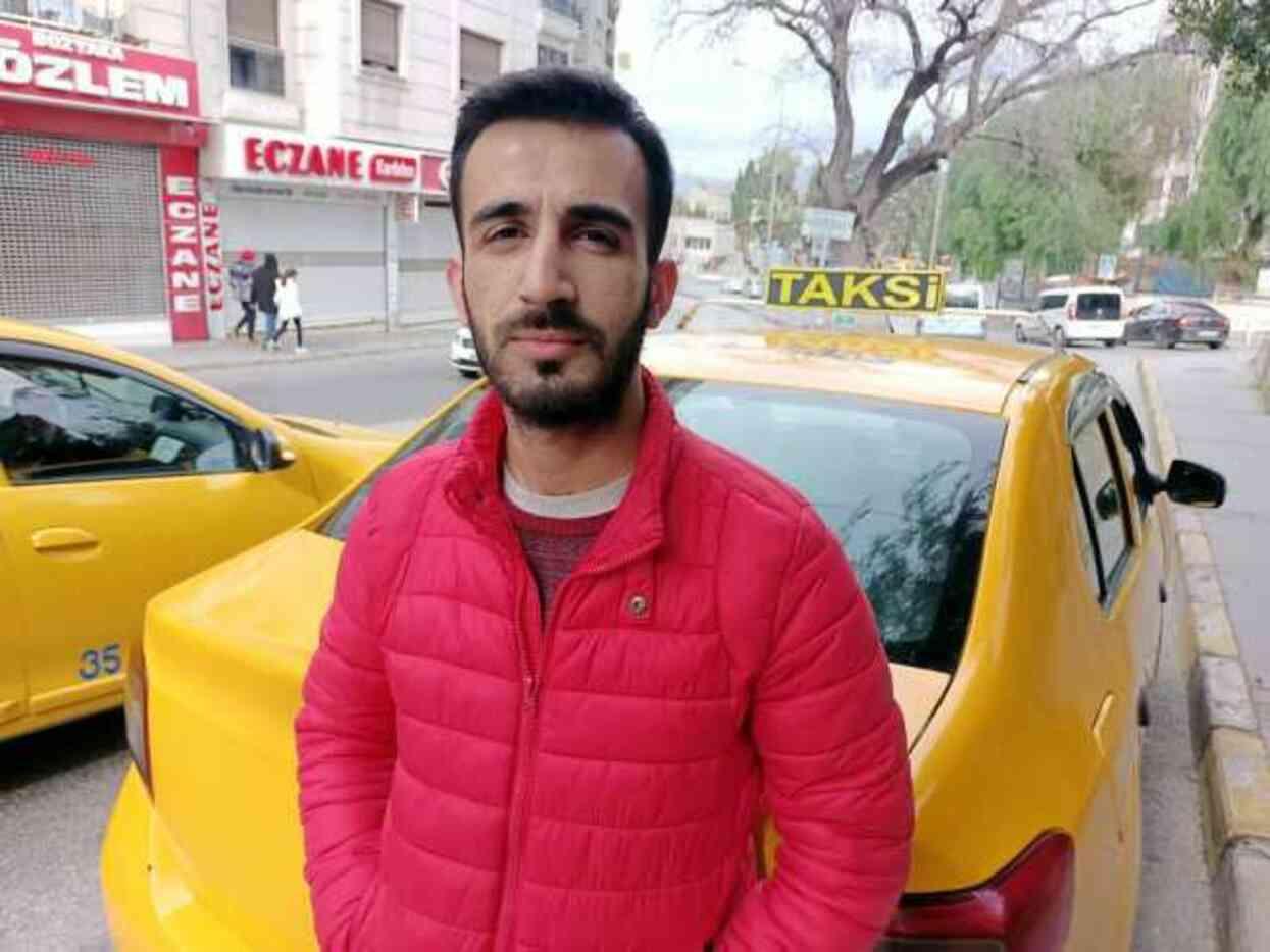 Taksi şoförü aracına binen kadını kovalayan şahsın yumruklu saldırısına uğradı