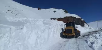 Van'ın Erciş ilçesinde tipi nedeniyle kapanan yol açıldı, içme suyu arızası giderildi