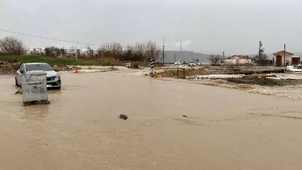 Çanakkale'yi vuran sağanak Kepez Çayı'nı taşırdı, kentte motosiklet ve motokuryelerin trafiğe çıkışı yasaklandı Çanakkale'yi vuran sağanak Kepez Çayı'nı taşırdı, kentte motosiklet ve motokuryelerin trafiğe çıkışı yasaklandı