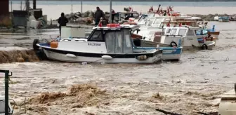 Çanakkale'yi vuran sağanak Kepez Çayı'nı taşırdı, kentte motosiklet ve motokuryelerin trafiğe çıkışı yasaklandı