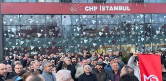 CHP İstanbul İl Başkanlığı Önünde Turan Hançerli İçin Tepki Gösterildi