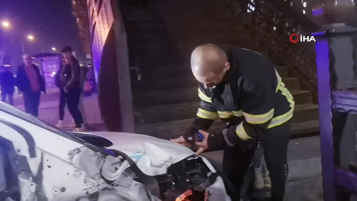 Ehliyetsiz sürücü üst geçide çarptı