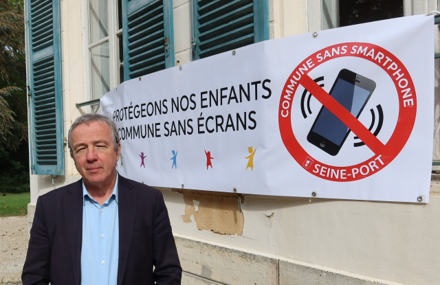 Fransa'da kamusal alanda akıllı telefon kullanımı yasaklandı