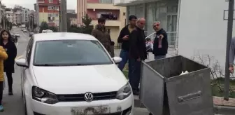 Okul çıkışında otomobilin çarptığı çöp konteyneri 5 kişiyi yaraladı