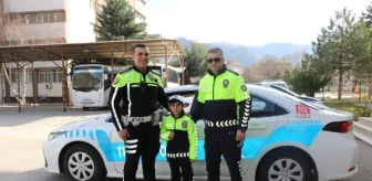 Amasya'da İlkokul Öğrencisi Bir Gün Trafik Polisi Oldu