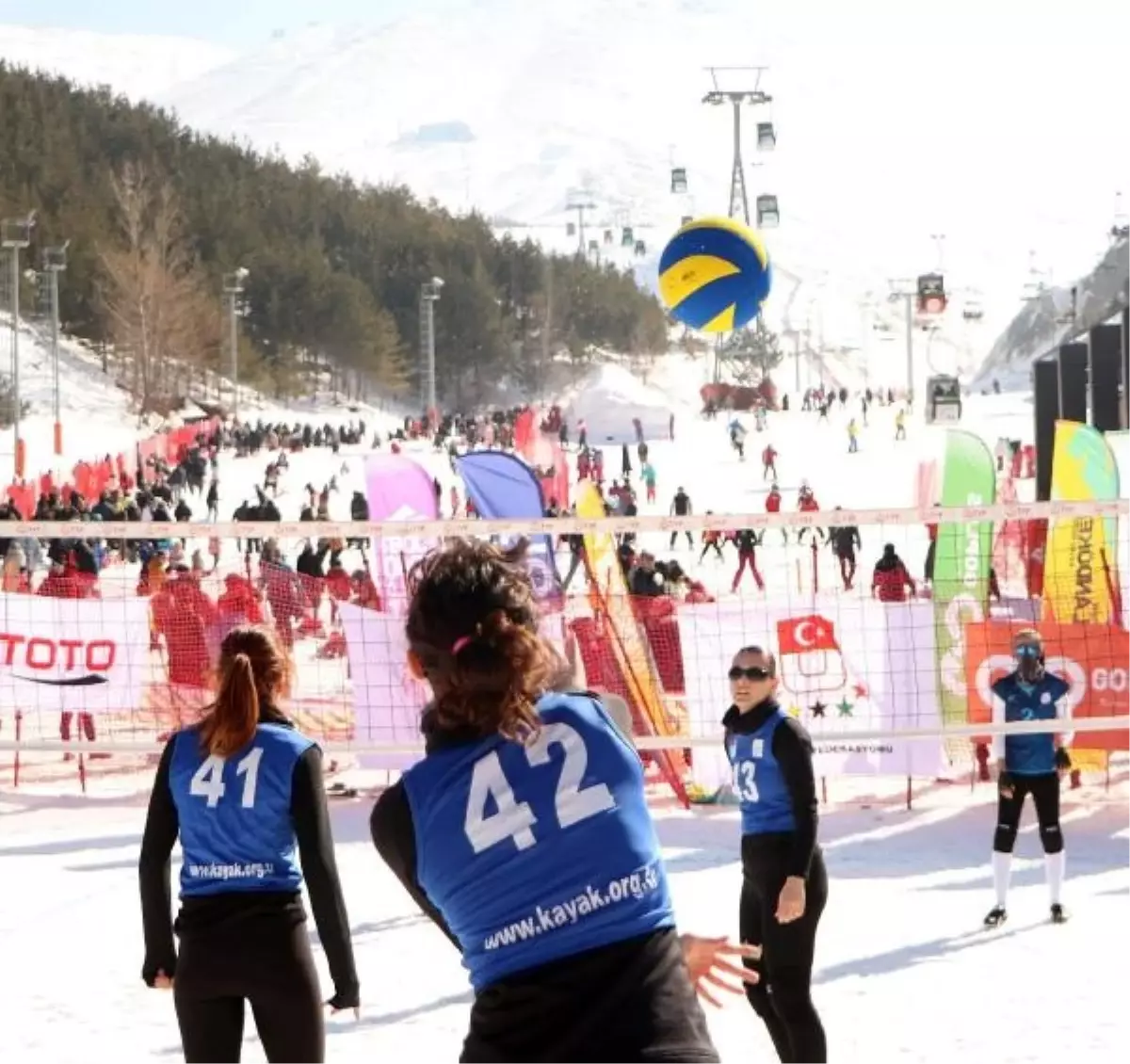 Palandöken Kayak Merkezi Hem Kayak Tutkunlarına Hem de Kar Voleybolu Şampiyonasına Ev Sahipliği Yapıyor