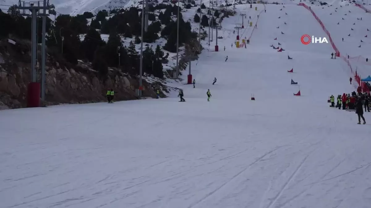 Snowboard Türkiye Şampiyonası Ergan Dağı'nda Başladı