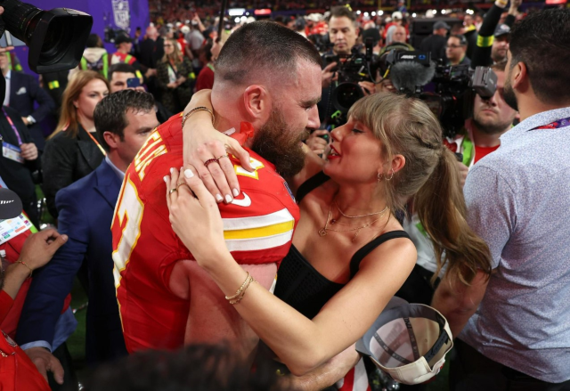Süper Bowl'da romantik anlar! Taylor Swift, şampiyonluk kutlamasında sevgilisini öpücüklere boğdu