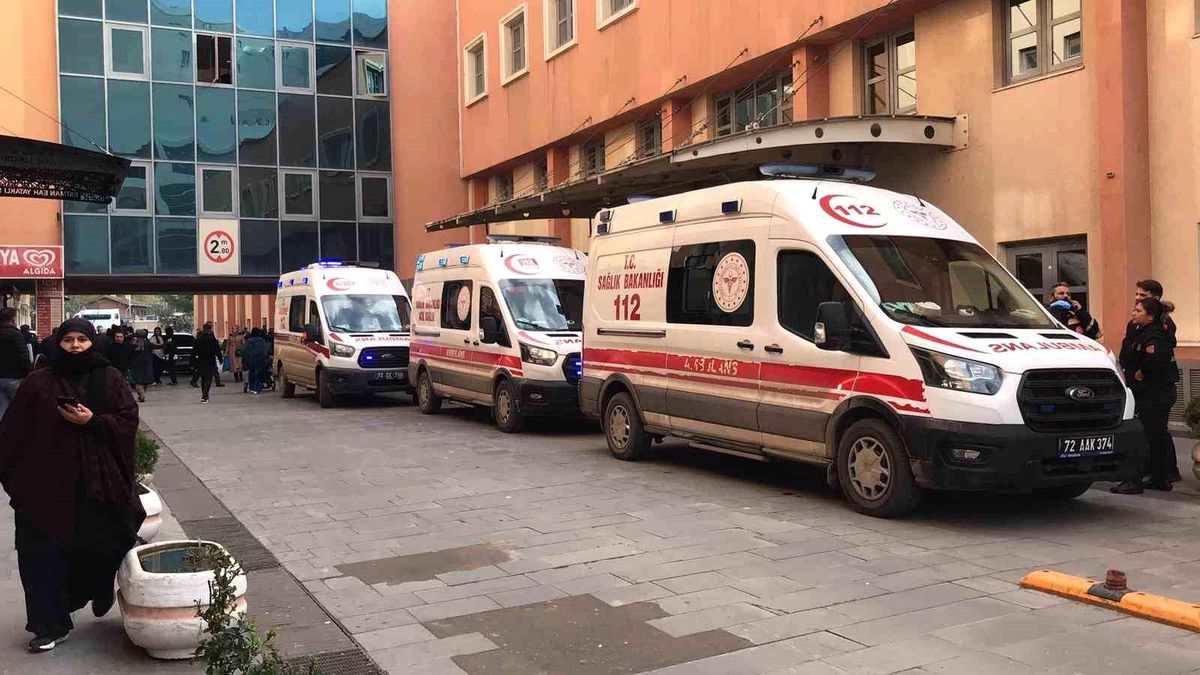 Batman-Siirt kara yolunda minibüs ile kamyonet çarpıştı: 15 yaralı