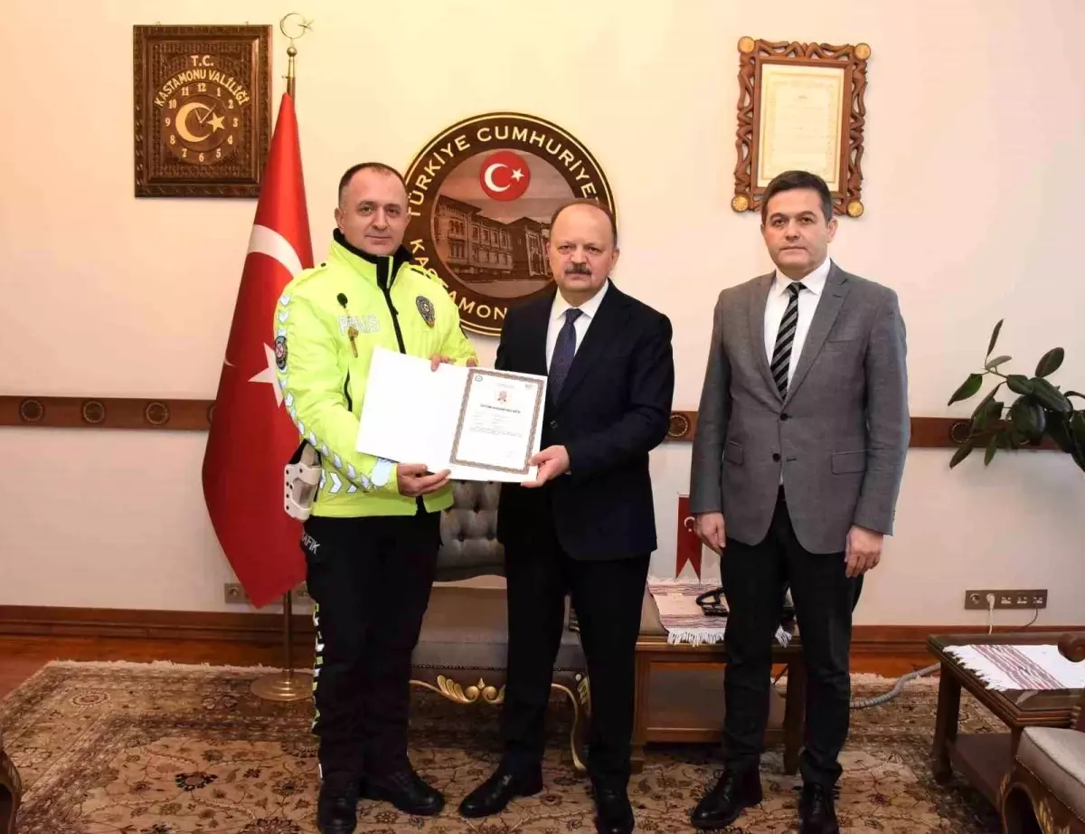 Kastamonu Valisi, Kalp Krizi Geçiren Vatandaşı Hayata Döndüren Polislere Başarı Belgesi Takdim Etti