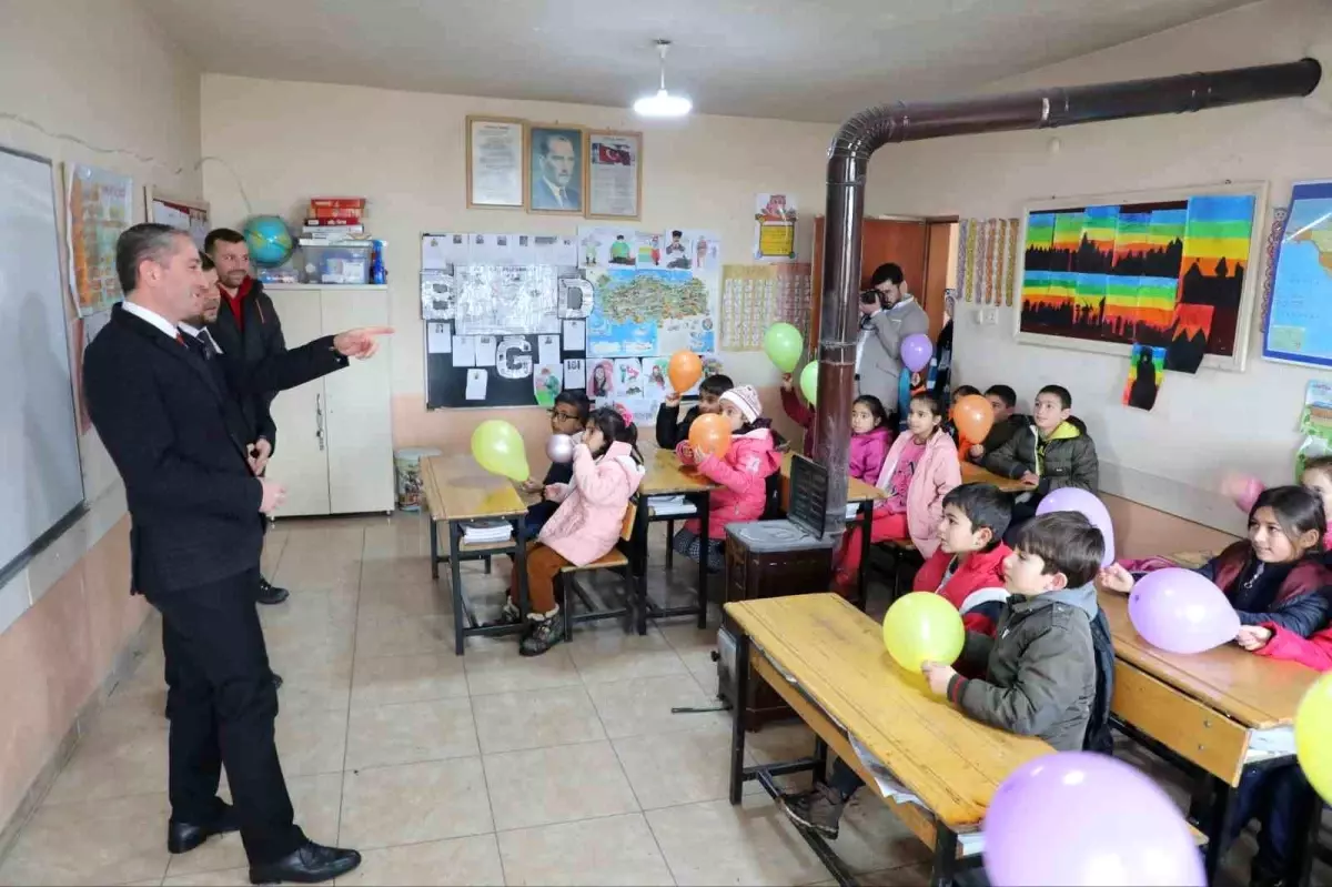 Ağrı Müftülüğü ve TDV, Doğutepe köyündeki öğrencilere kışlık eldiven, atkı ve bere dağıttı