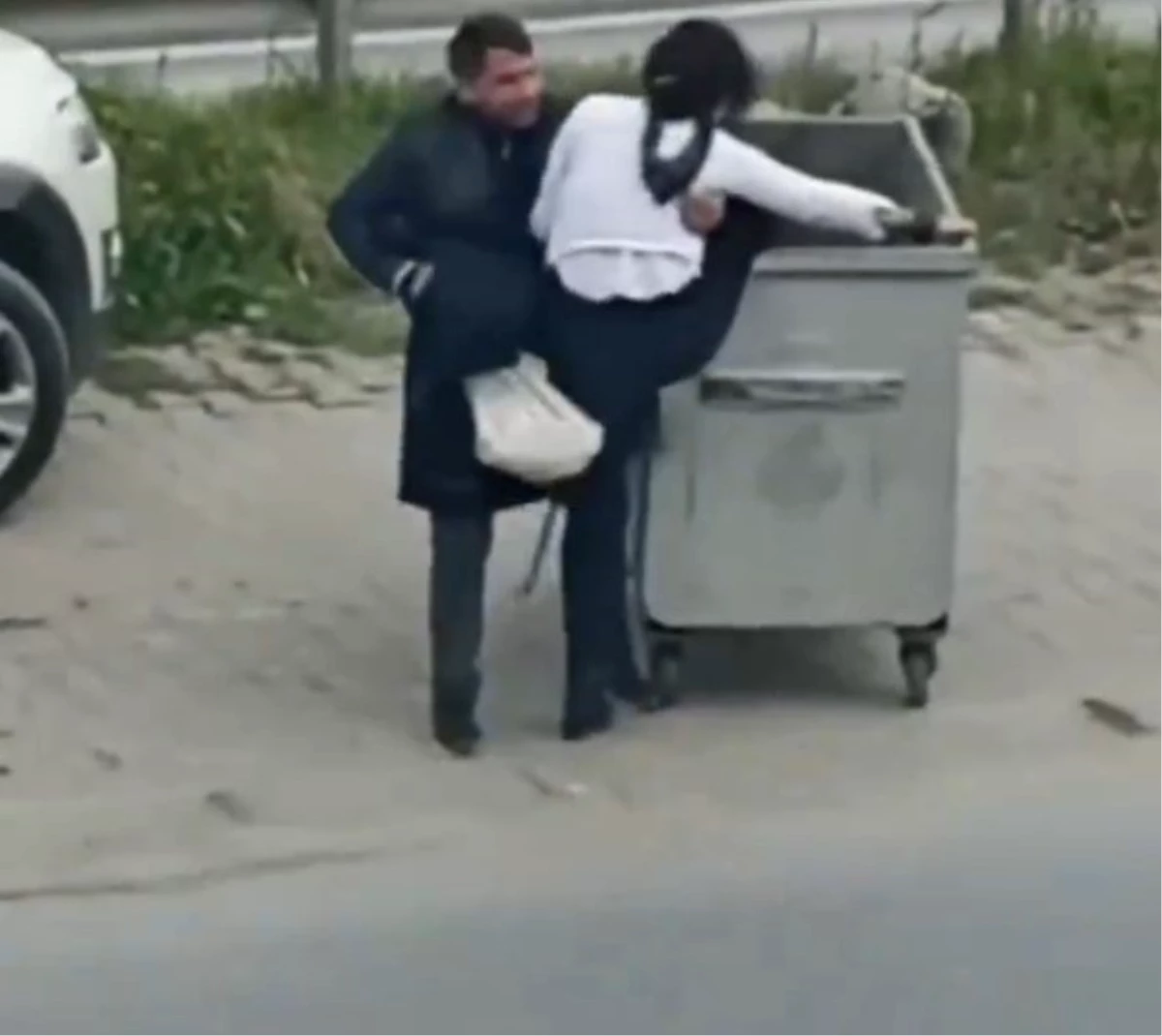 Alkollü kadın çöp konteynerine girmeye çalıştı
