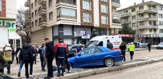 Çubuk'ta kafa kafaya çarpışan otomobillerde 5 kişi yaralandı