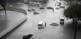 Antalya'da Şiddetli Yağmur Sonucu Araçlar Suya Gömüldü