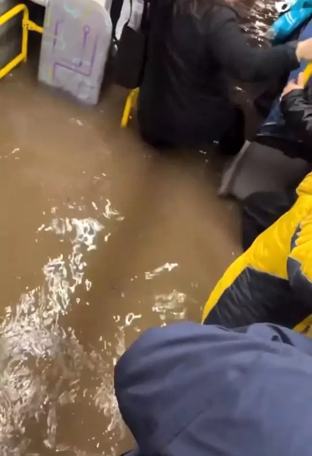 Antalya'da Alt Geçitte Mahsur Kalan Otobüsün Korku Dolu Anları