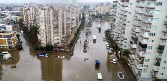 Antalya'da Sağanak Yağış: Evleri Su İçerisinde Kalan Çift Pencereden İçeri Girdi