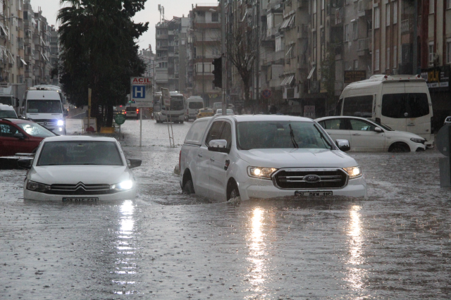 Antalya'yı sağanak vurdu! Çok sayıda ev ve iş yerini su bastı, 5 ilçede okullar tatil edildi