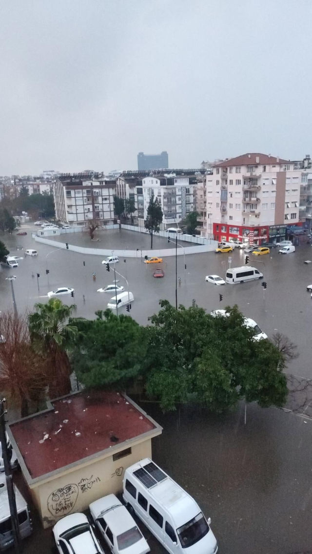 Antalya'yı sağanak vurdu! Çok sayıda ev ve iş yerini su bastı, 5 ilçede okullar tatil edildi