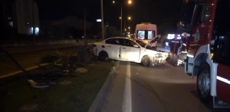 Samsun'da araç bariyerlere çarptı, amca-yeğen kazadan yara almadan kurtuldu