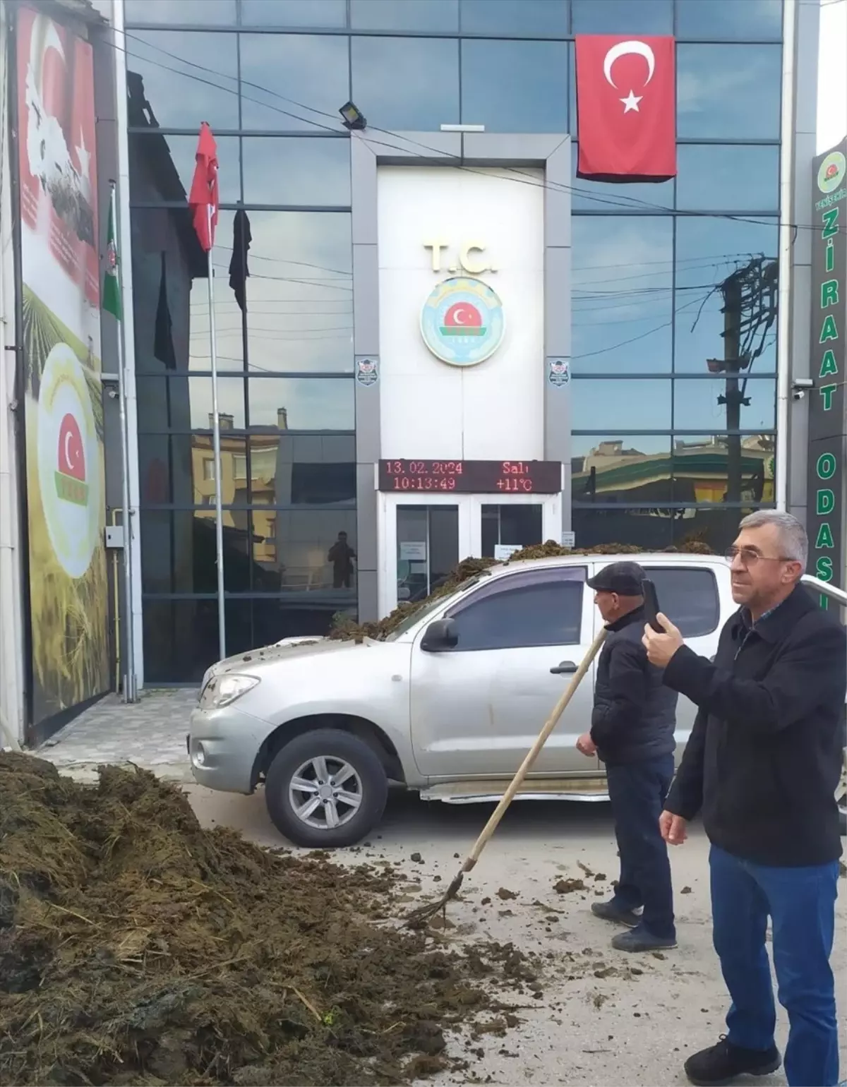 Çiftçi, Ziraat Odası önüne hayvan gübresi döktü