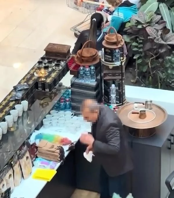 Edirne'de AVM kahvecisi fincanları tükürükle temizledi
