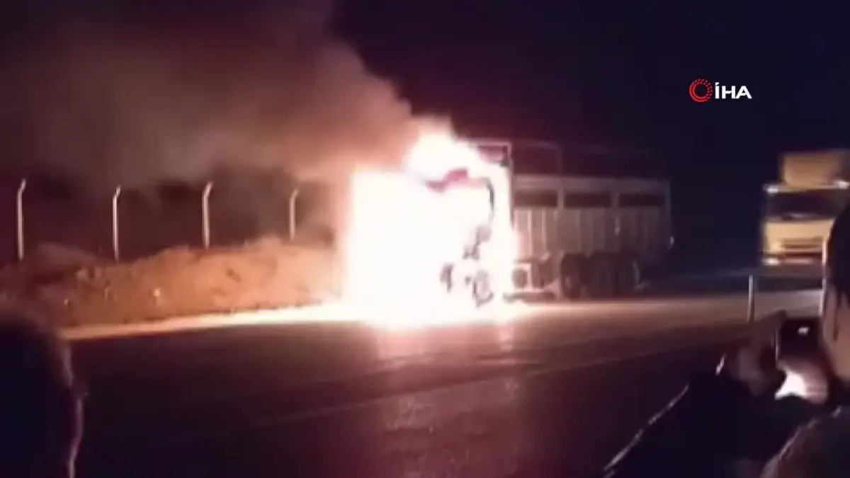 Elazığ'da kamyon alev alev yandı