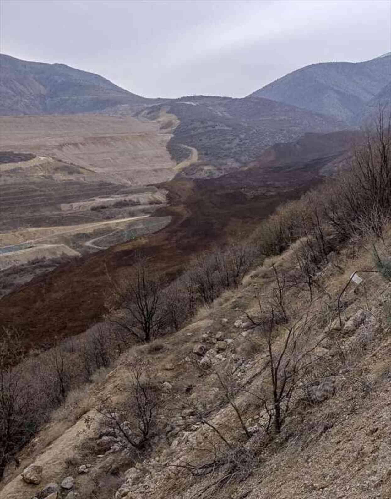 Erzincan'da altın madeninde toprak kayması! Göçük altında işçiler var